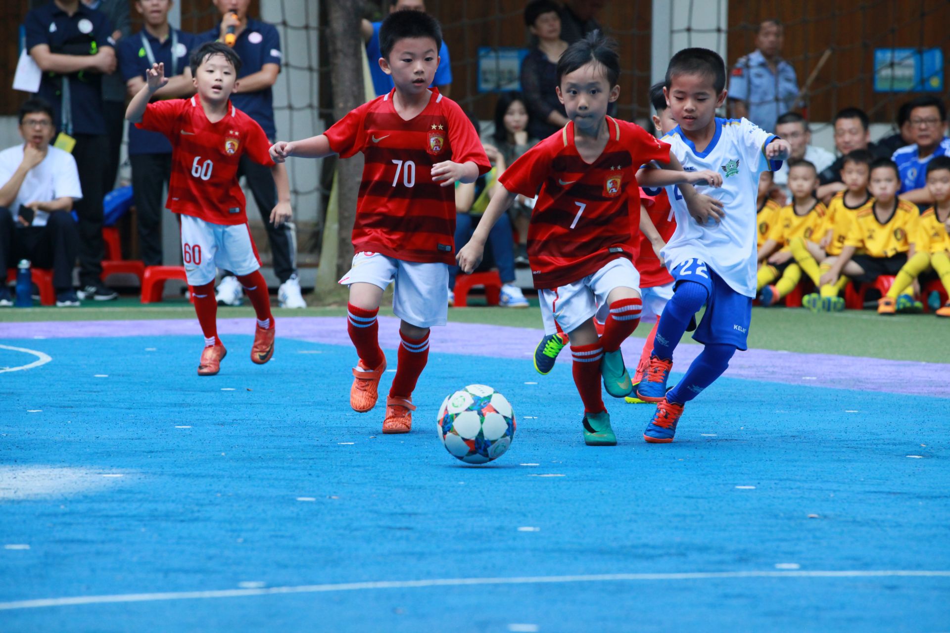 TA：巴萨防守存在问题，但弗里克无意放弃高位防线的战术