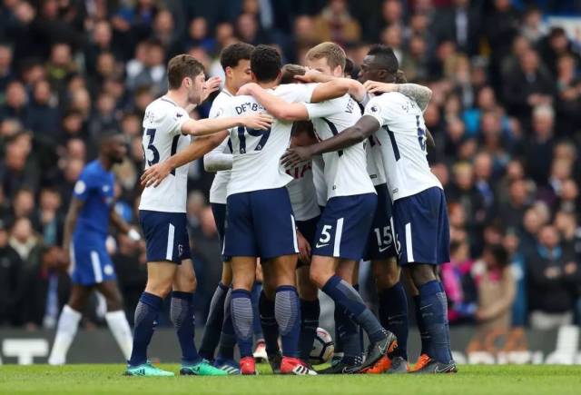 那不勒斯官方：洛博特卡在意杯赛前热身时左腿后胫肌拉伤